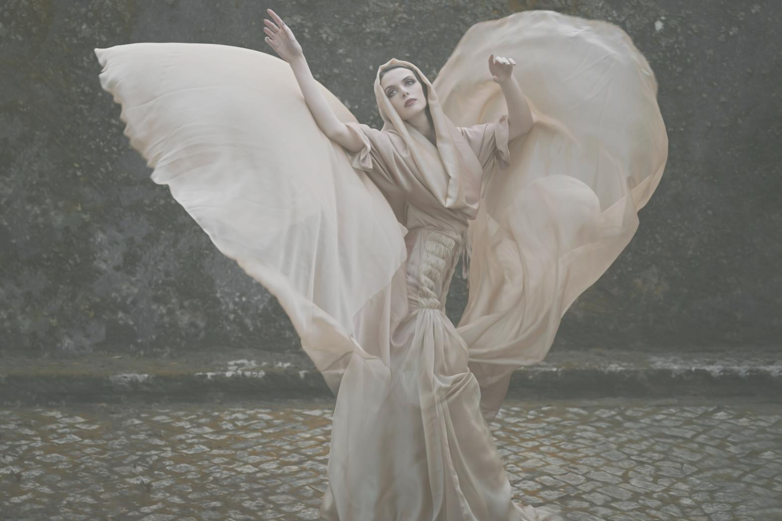 Coppia durante lezione di danza da sala in studio elegante